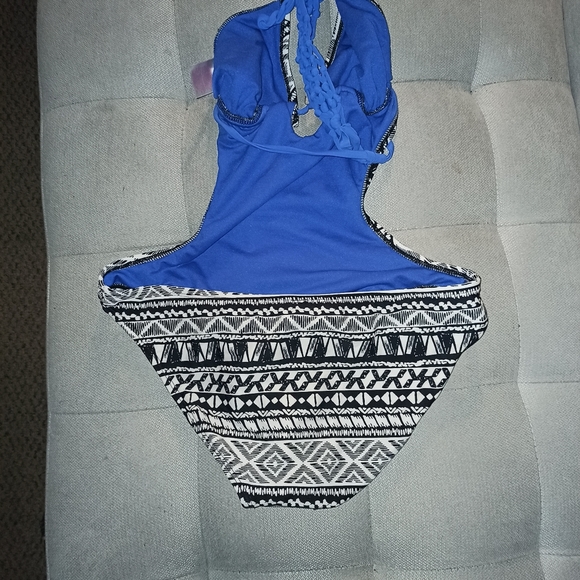 Bathing suit - Picture 2 of 3